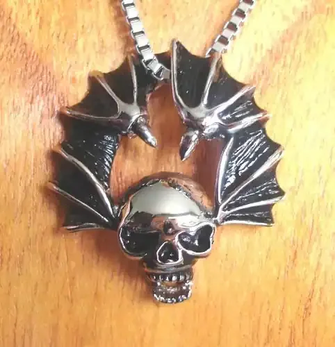 Anhänger Totenkopf mit Fledermausflügel 3D