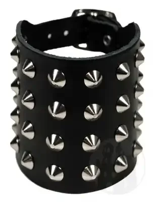 Armband 4-reihig mit Spitznieten