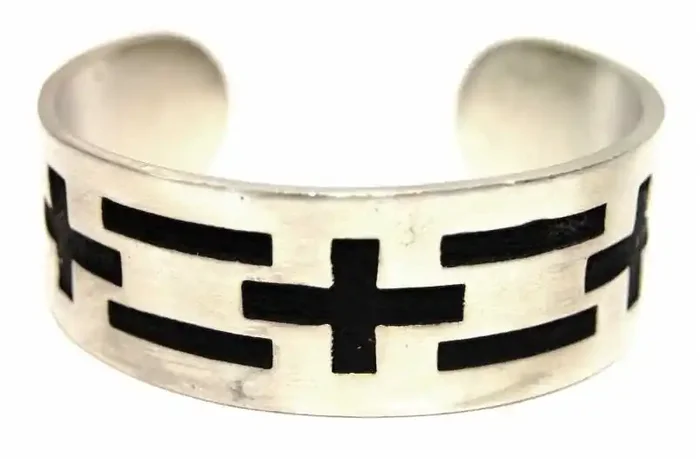 Armspange – Kreuze und Linien