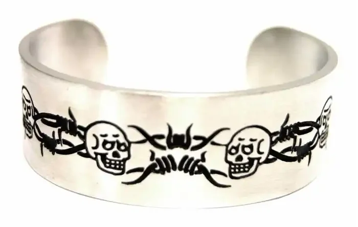 Armspange – Stacheldraht und Totenkopf