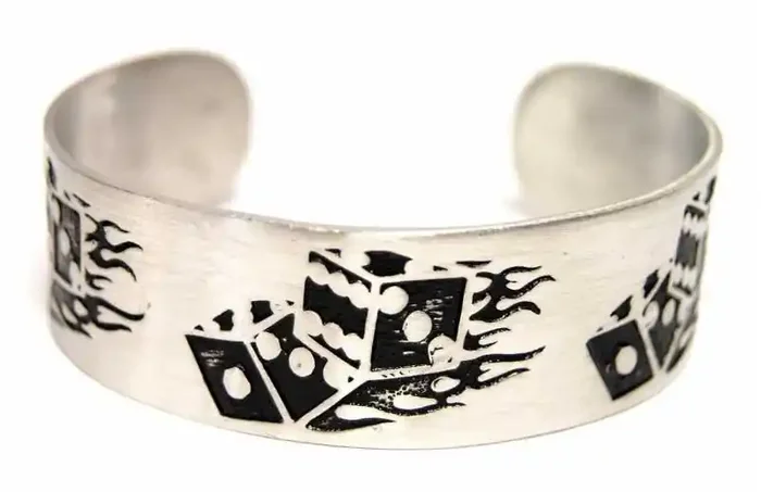 Armspange mit brennenden Würfeln