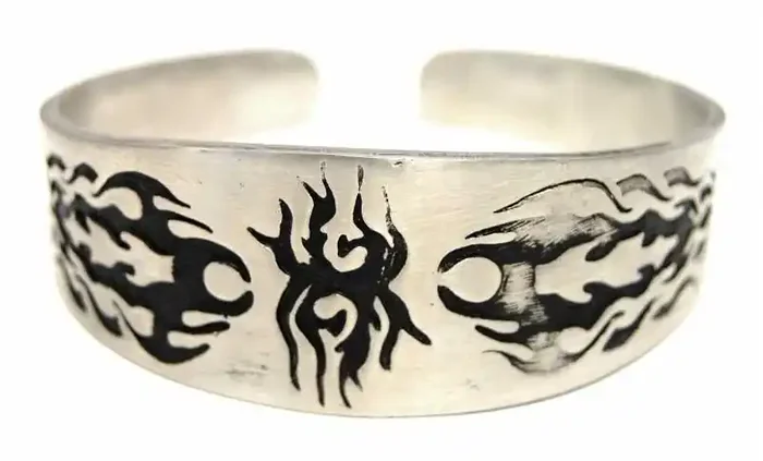 Armspange mit mehreren Motiven