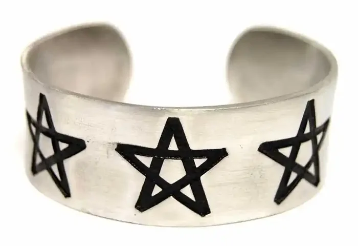 Armspange mit Pentagramm-Motiv