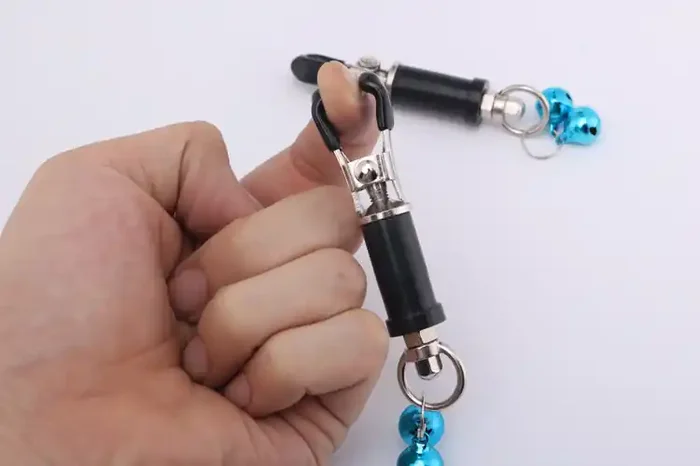 Brustklammer mit blauen Glöckchen