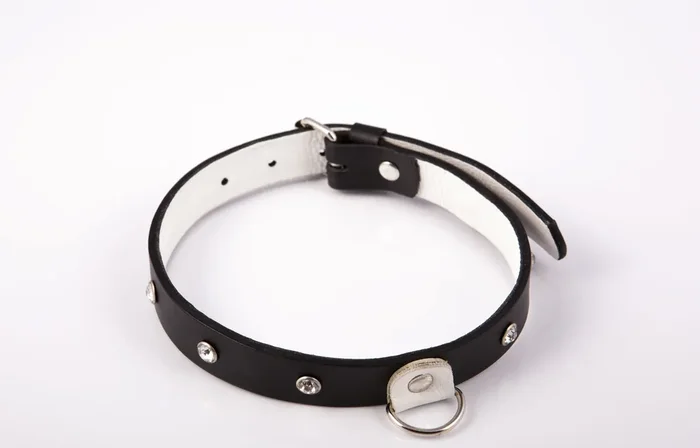Dünnes Halsband mit Dekosteinen
