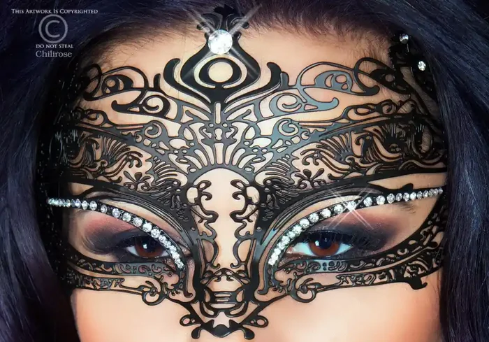 Geheimnisvolle Maske in schwarz