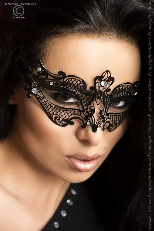 Geheimnisvolle Maske in schwarz