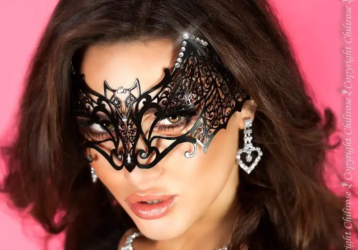 Geheimnisvolle Maske in schwarz