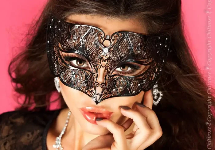 Geheimnisvolle Maske in schwarz