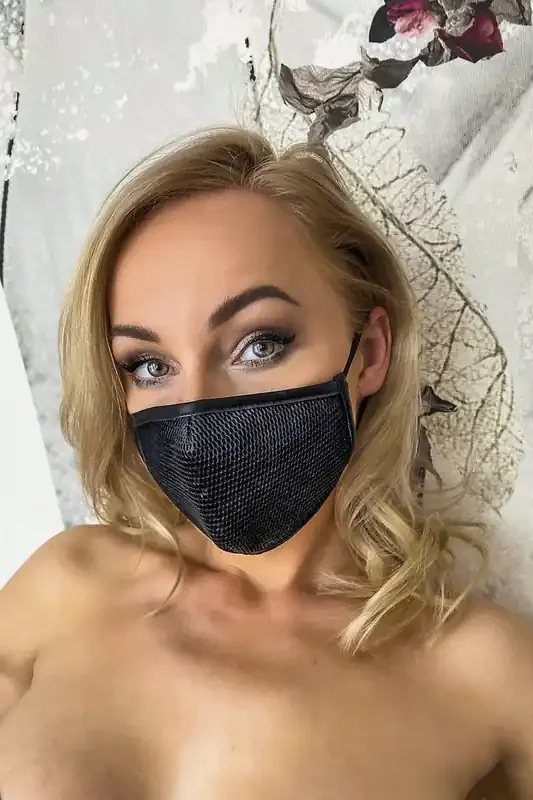 Gesichtsmaske in Wetlookoptik mit Meshbesatz
