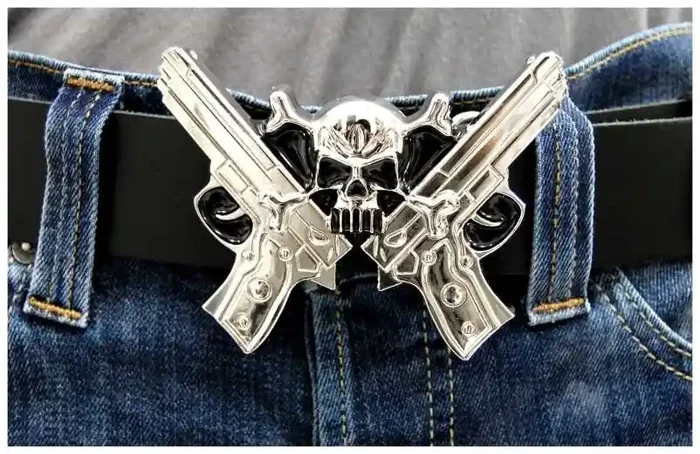 Gürtelschnalle – Revolver & Skull