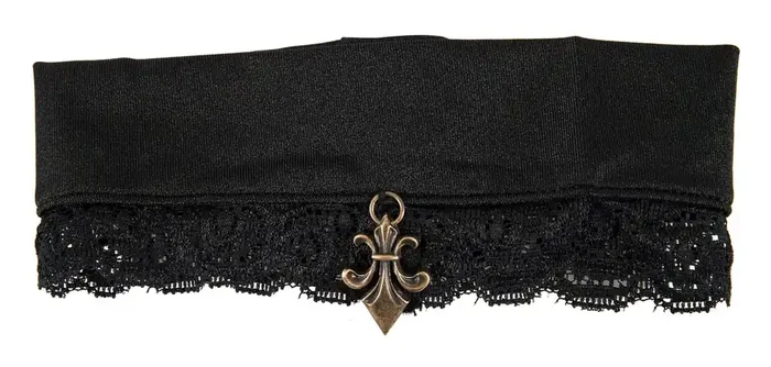 Halsband aus Spitze mit Verzierung