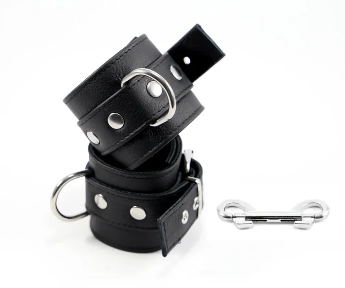 Handfesseln mit Doppelkarabiner