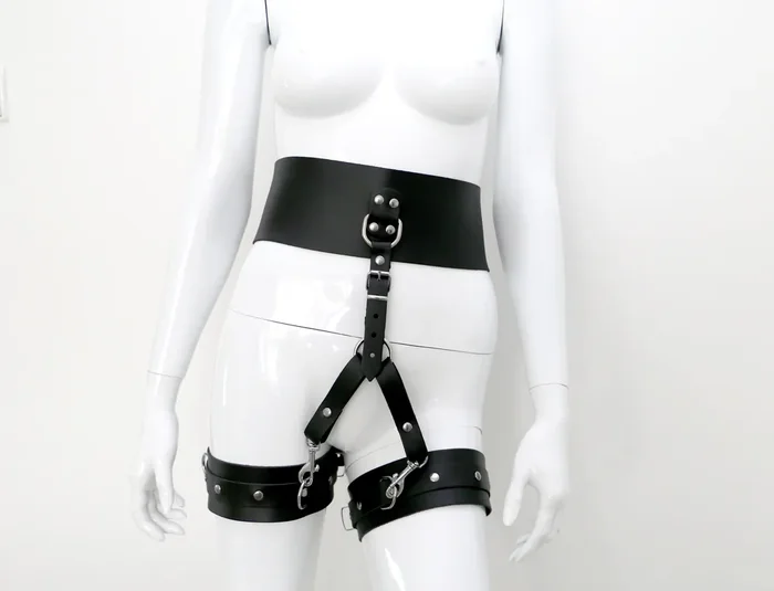 Harness mit Oberschenkel Fesseln