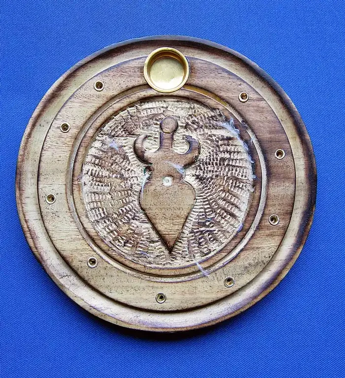 Holzkoro mit Göttin