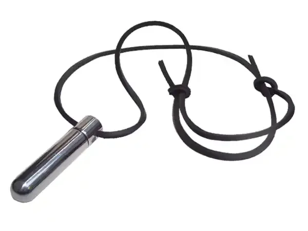Inhalator mit Lederschnur