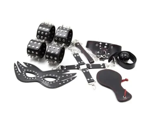 Kunstleder Bondage Fessel-Set ‘Spikes and Studs‘
