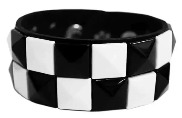 Kunstlederarmband mit farbigen Pyramidennieten