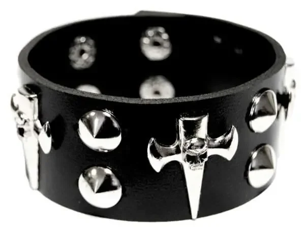 Kunstlederarmband mit Kreuz- und Pyramidennieten