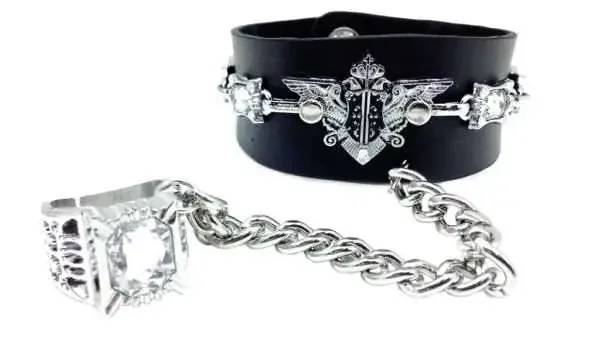 Kunstlederarmband mit Wappen und Ring