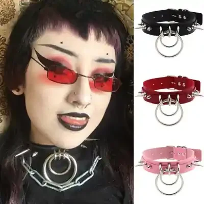 Kunstlederchoker mit Nieten und Ringen