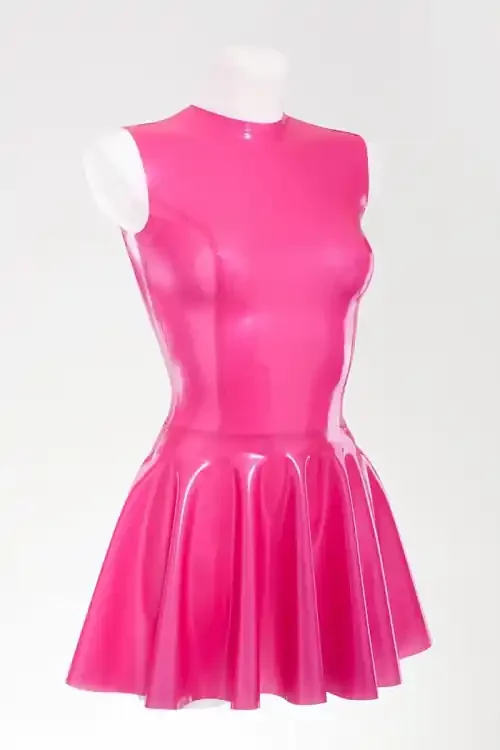 Kurzes Latex-Kleid im Fit-and-Flare Stil