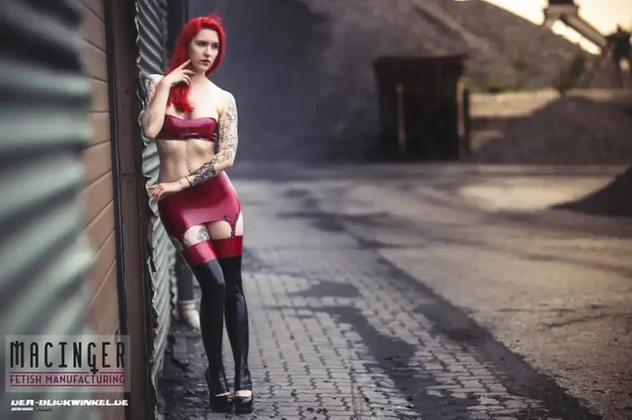 Latex Straps Minirock ‘Cherry‘ – Macinger