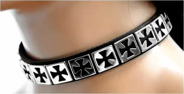 Leder Choker mit eckigen Eisernen Kreuzen