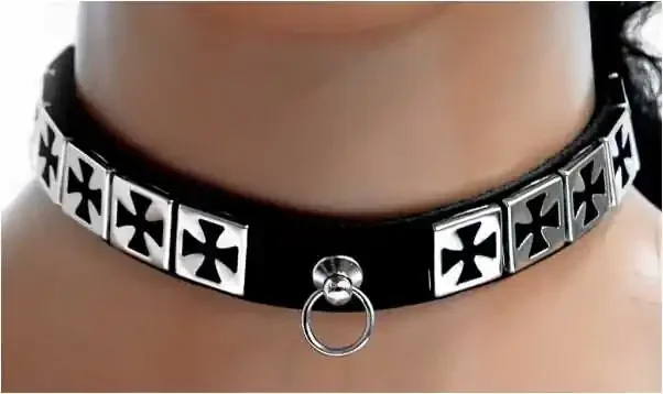 Leder Choker mit eckigen Eisernen Kreuzen und Ring