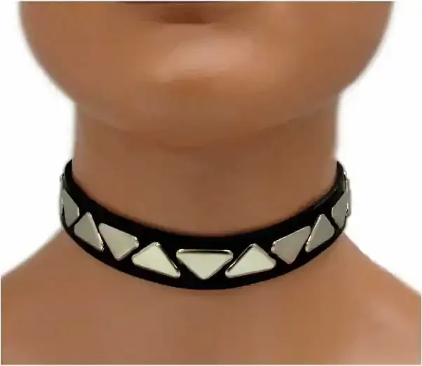 Leder Choker mit einer Reihe Dreieck Nieten