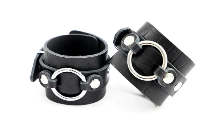 Leder Fußfesseln matt mit O-Ring