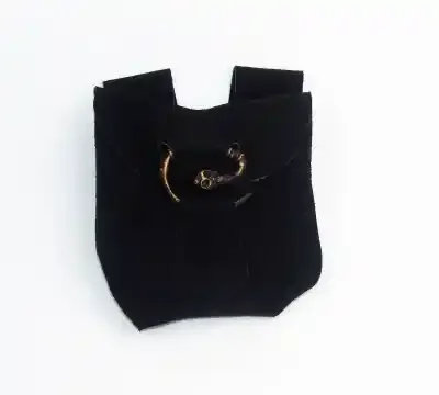 Leder-Gürteltasche mit Totenkopfschließe