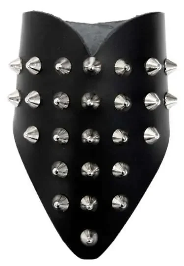 Lederarmband mit 28 Spitznieten