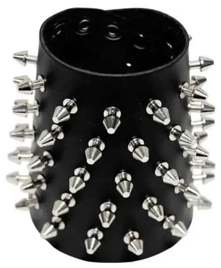 Lederarmband mit 52 Killernieten