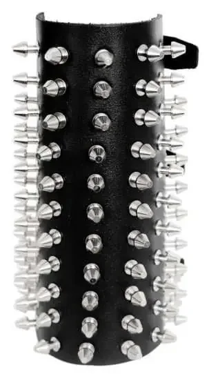 Lederarmband mit 81 Killernieten
