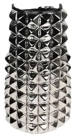 Lederarmband mit 88 Pyramidennieten