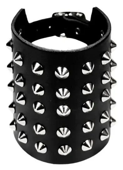 Lederarmband mit fünf Reihen Spitznieten