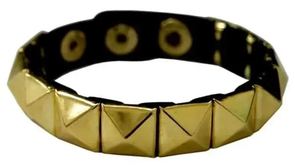 Lederarmband mit goldenen Pyramidennieten