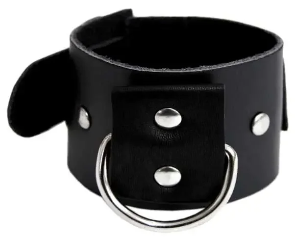 Lederarmband mit großem Ring und Flachnieten