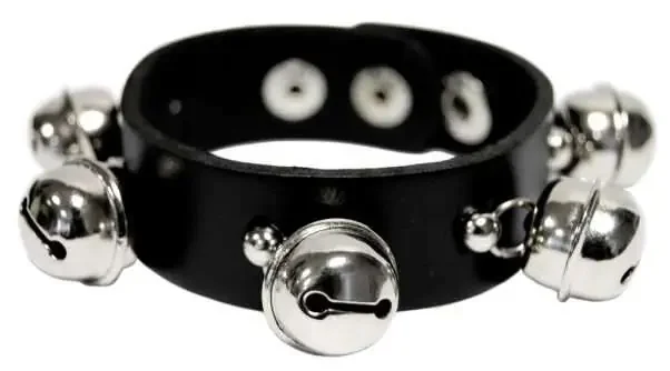 Lederarmband mit kleinen Glockennieten