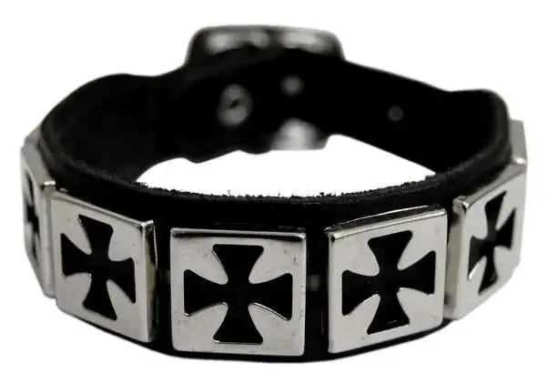 Lederarmband mit Kreuzen