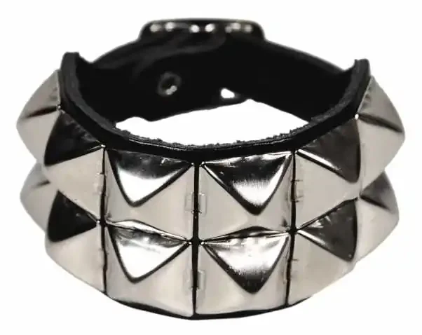 Lederarmband mit Pyramidennieten