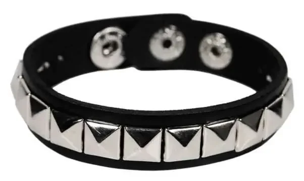 Lederarmband mit Pyramidennieten