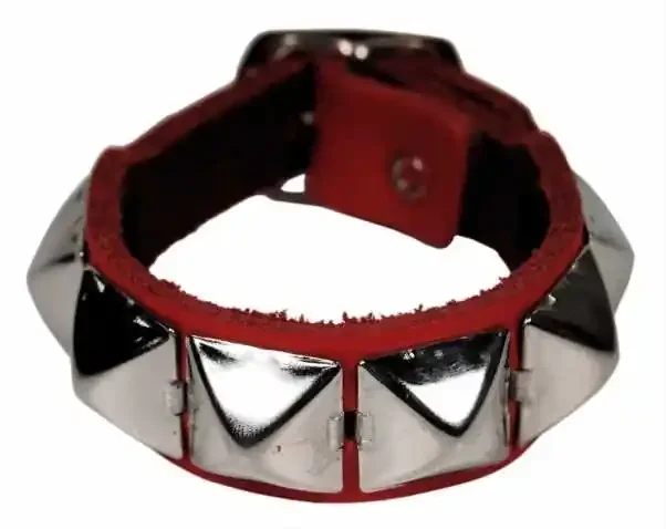 Lederarmband mit Pyramidennieten