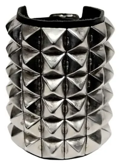 Lederarmband mit sechs Reihen Pyramidennieten