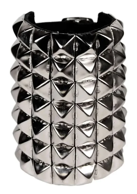 Lederarmband mit sieben Reihen Pyramidennieten