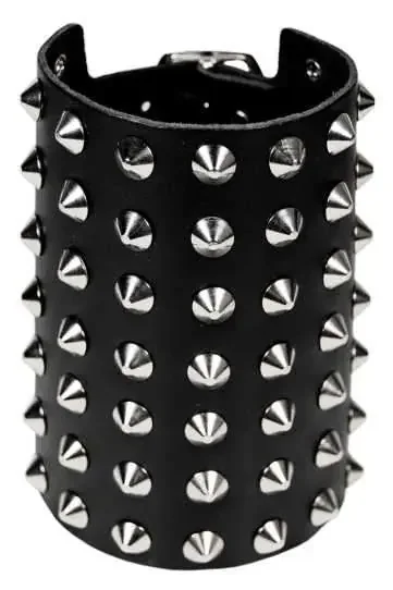 Lederarmband mit sieben Reihen Spitznieten