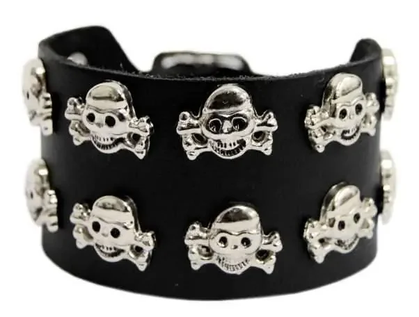 Lederarmband mit Totenköpfen