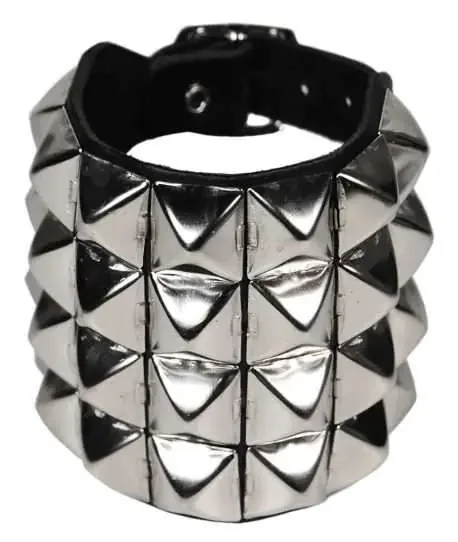 Lederarmband mit vier Reihen Pyramidennieten
