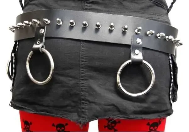 Ledergürtel mit Killernieten und Ring